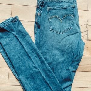 Levi’s distressed Demi Curve size 29 jean